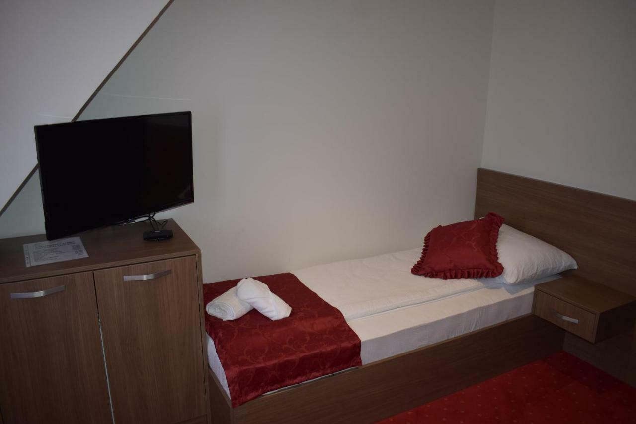 Hotel Zlatni Bor Sokolac  Εξωτερικό φωτογραφία