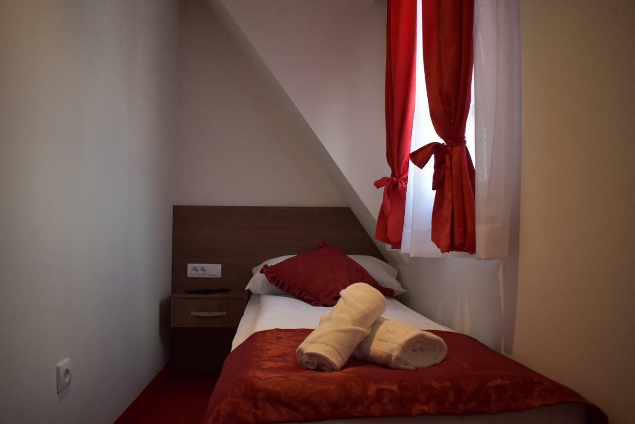 Hotel Zlatni Bor Sokolac  Εξωτερικό φωτογραφία